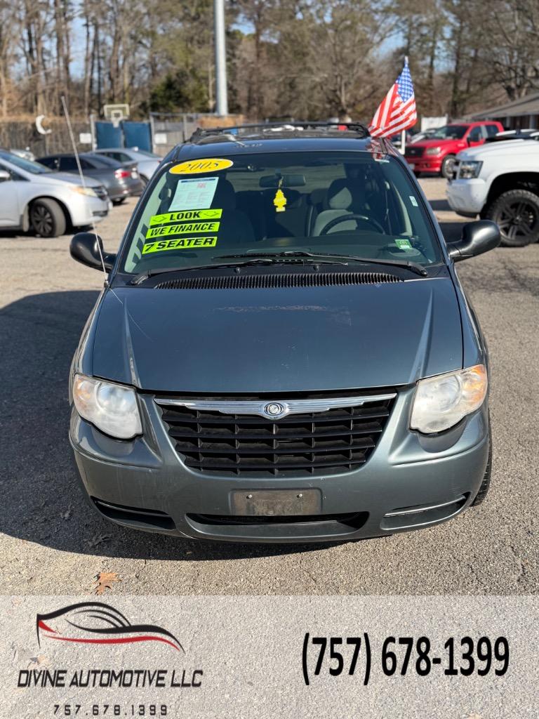 2005 Chrysler Town & Country Touring's photo
